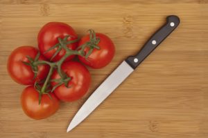 עגבניות וסכין
